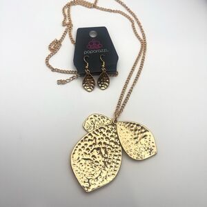 Paparazzi Textured Gold Leaf Necklace Set